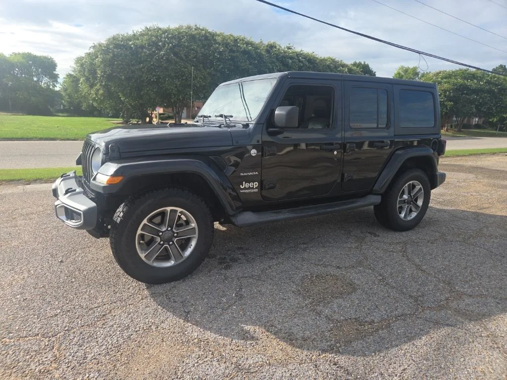 Used 2018 Black Jeep Unlimited Sahara image 6