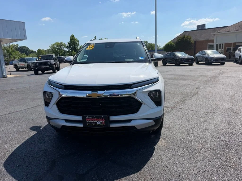 Used 2025 Summit White Chevrolet LT image 2