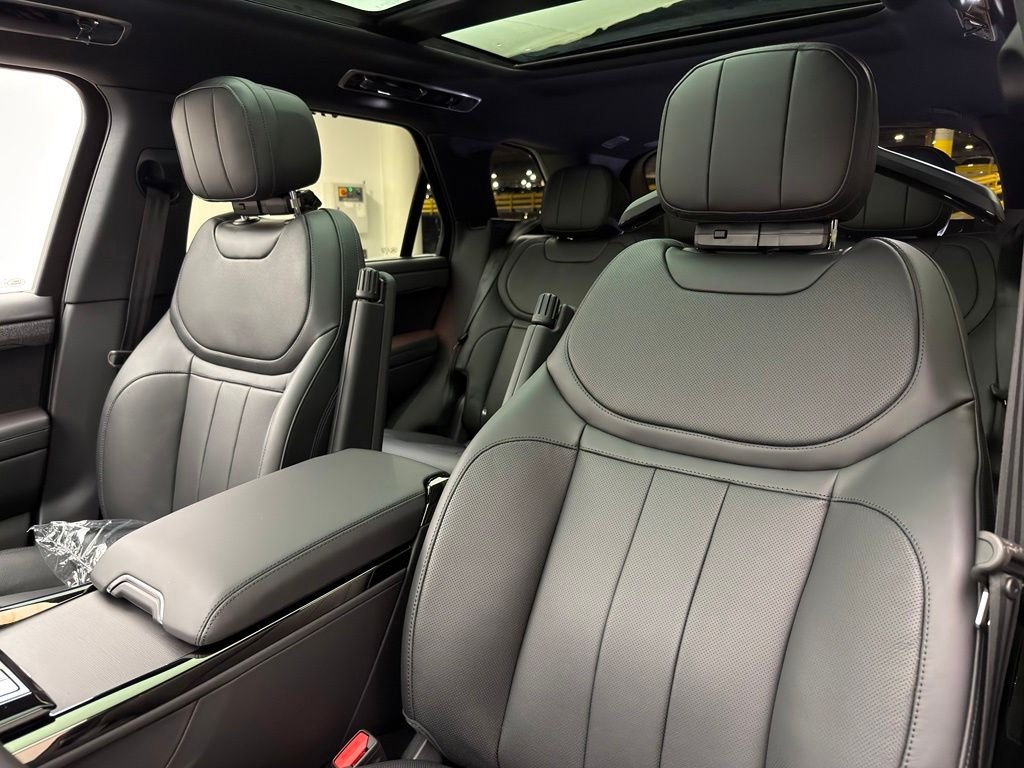 New 2026 Obsidian Black in Gloss Finish Land Rover Dynamic SE image 10