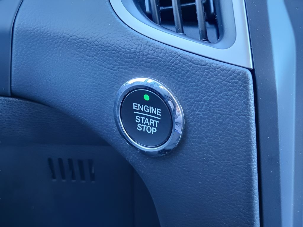 Used 2022 Oxford White Ford SE image 18