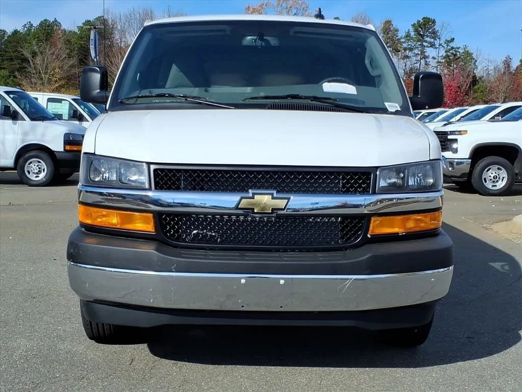 New 2026 Summit White Chevrolet WT image 37