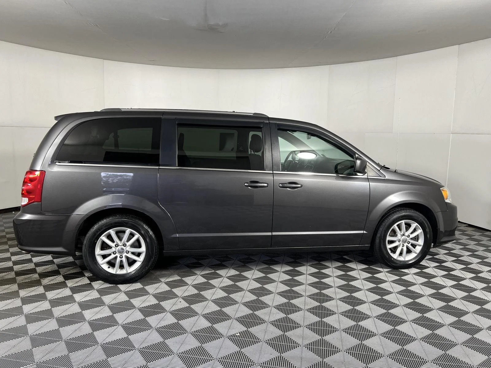 Used 2019 Granite Pearlcoat Dodge SXT image 7