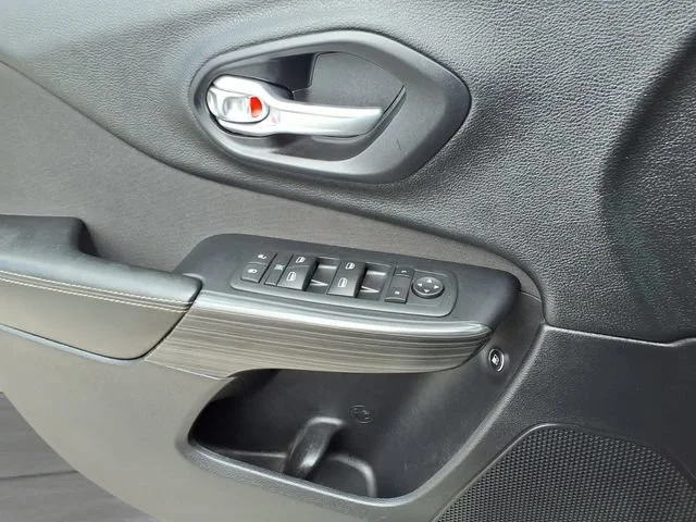 Used 2016  Jeep Altitude image 12