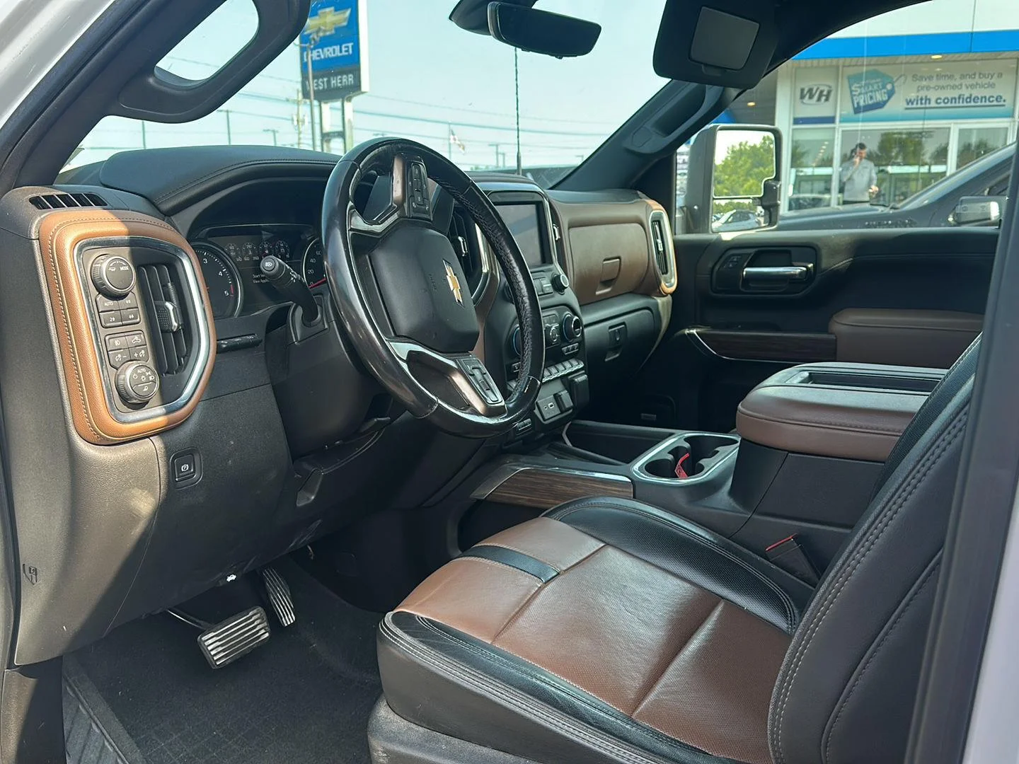 Used 2022 Iridescent Pearl Tricoat Chevrolet High Country image 7