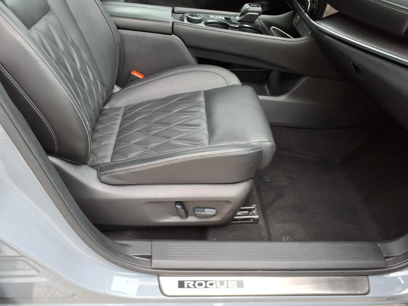 Used 2022 Boulder Gray Pearl/Super Black Nissan Platinum image 24