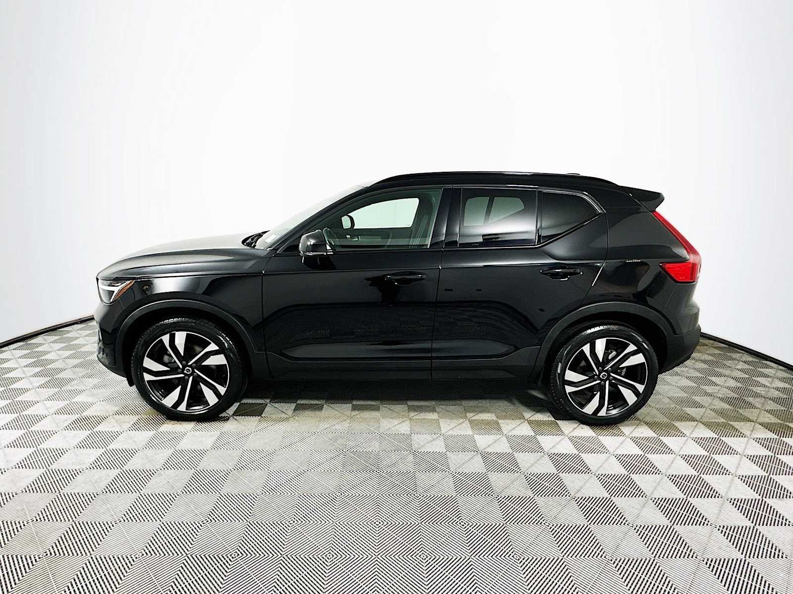 Certified Used 2023 Onyx Black Volvo Plus image 4