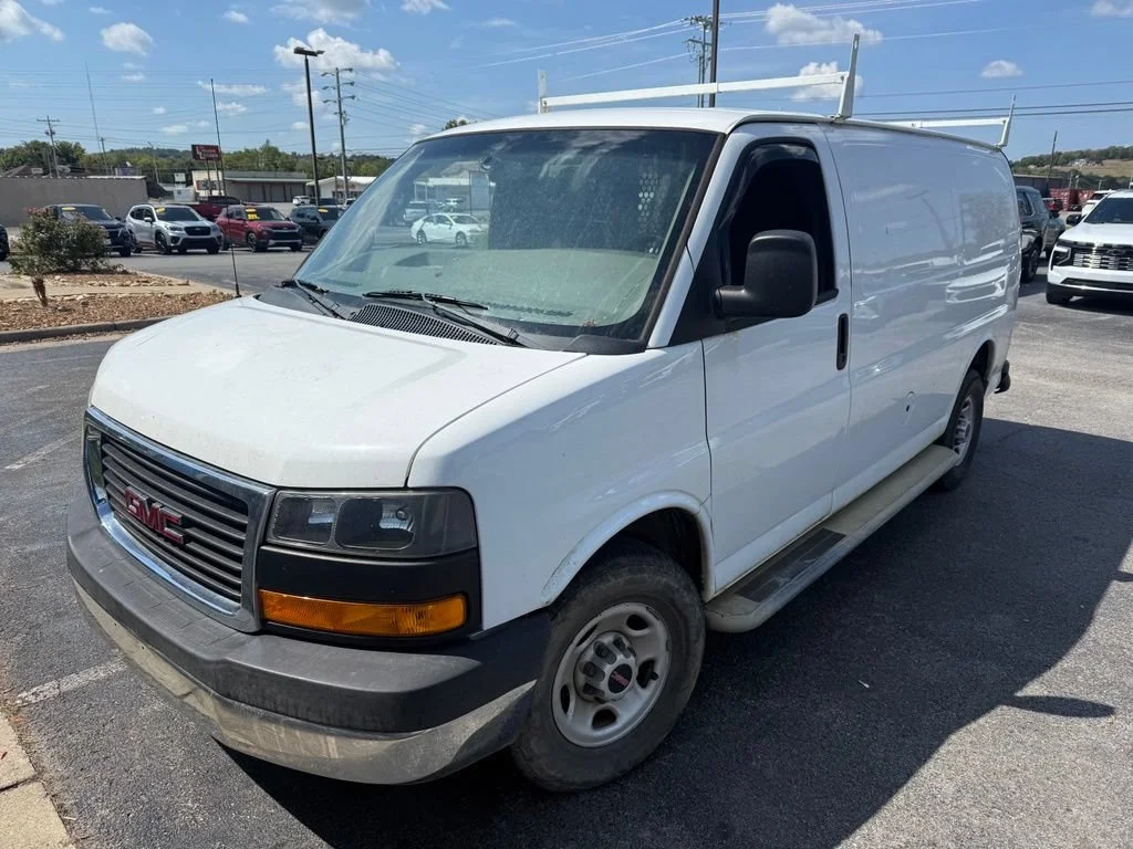 Used 2018 SUMMIT WHITE GMC CARGO image 1