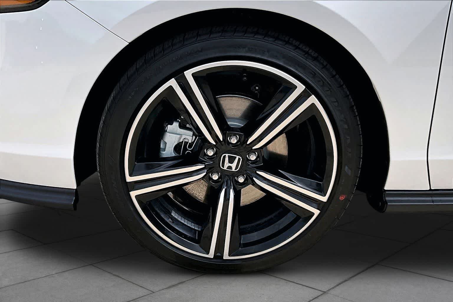 Used 2026 Platinum White Pearl Honda Sport image 11