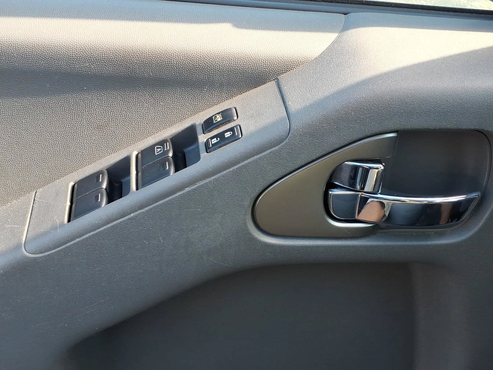 Used 2016 Arctic Blue Metallic Nissan  image 18
