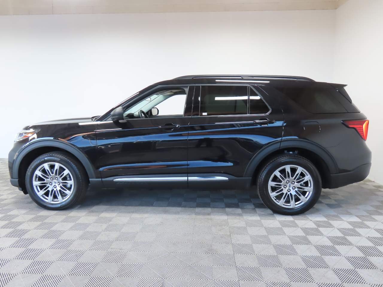 Used 2025 Agate Black Ford Active image 5