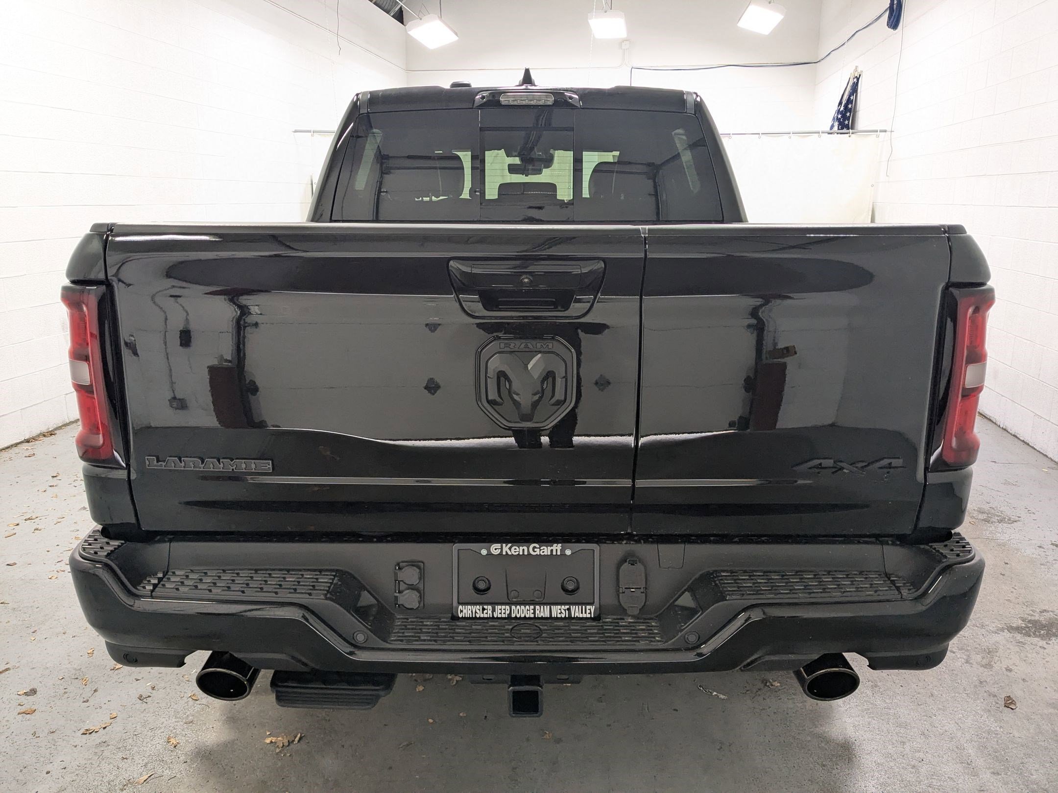 New 2026 Diamond Black Crystal Pearl-Coat Exterior Paint RAM Laramie image 5