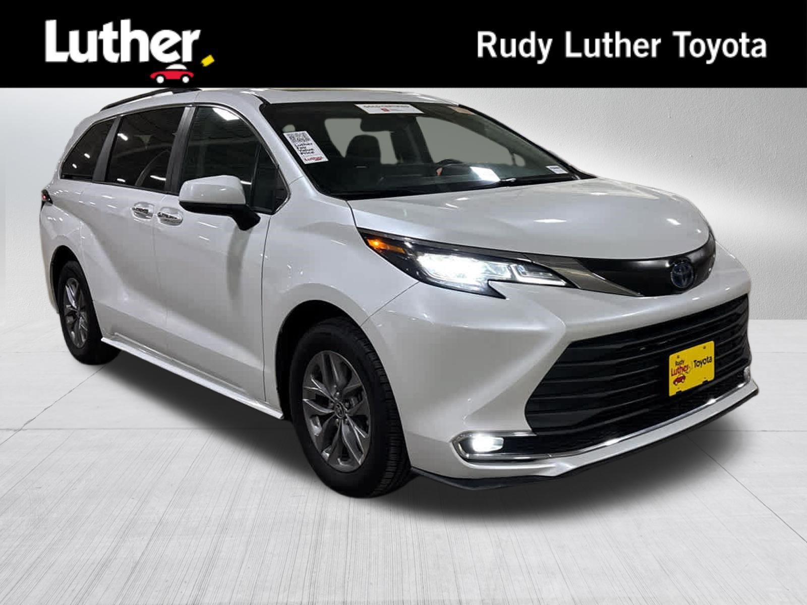 Used 2022 Wind Chill Pearl Toyota XLE image 1