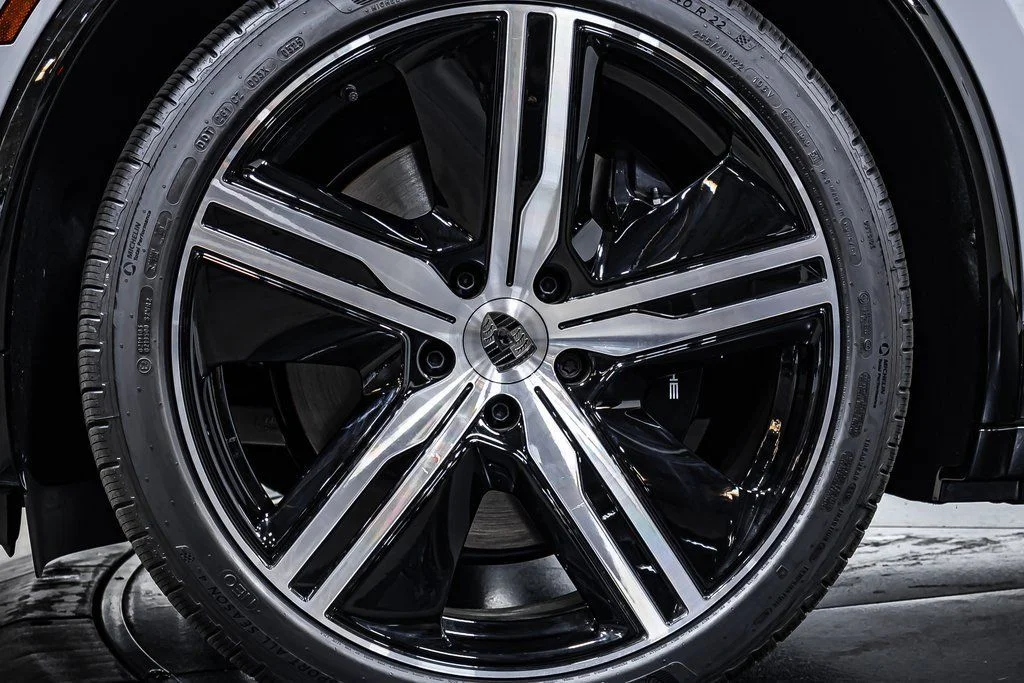 2025 Porsche Macan Turbo Electric - Photo 24