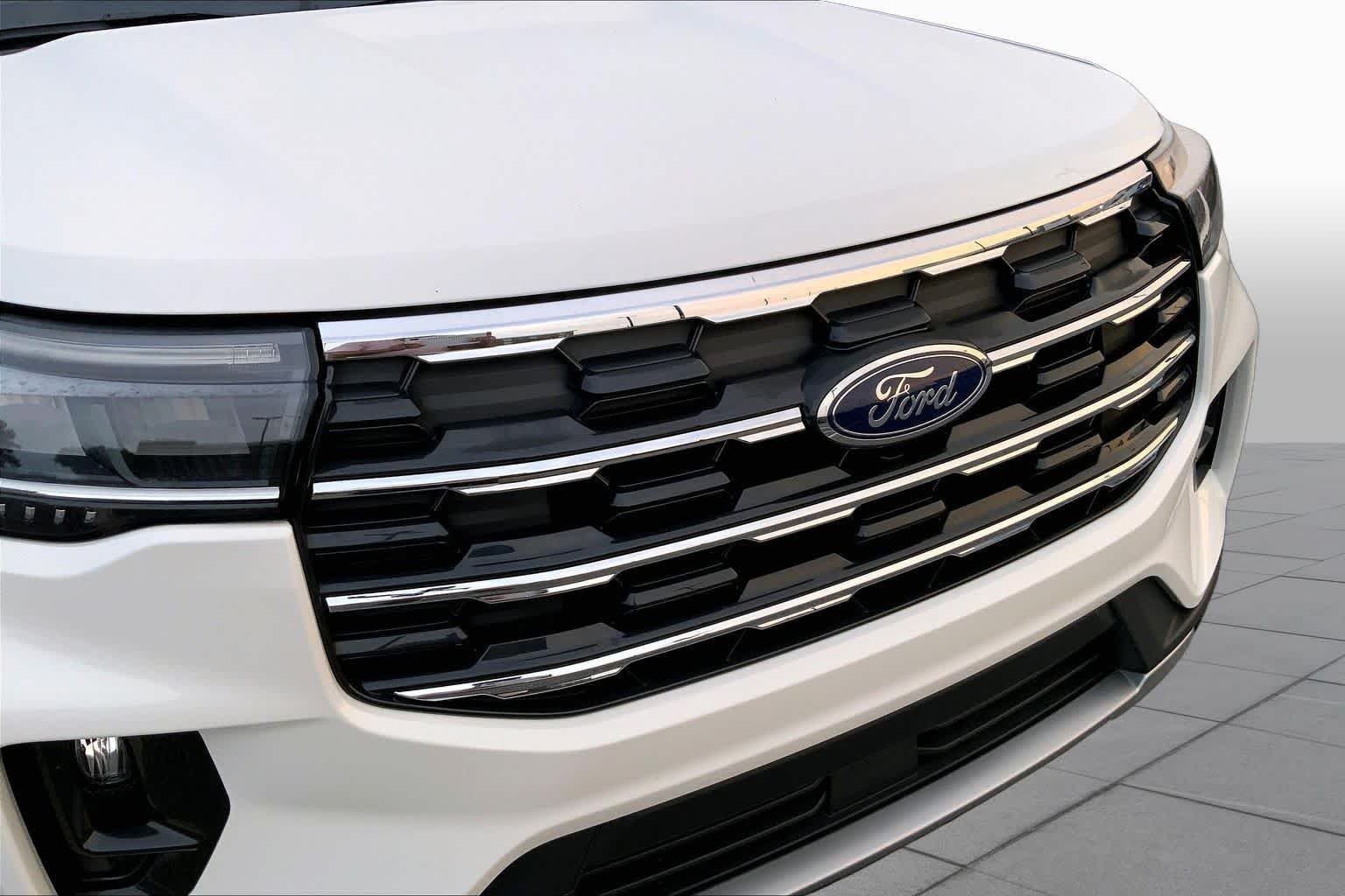 Used 2025 Star White Metallic Tri-Coat Ford Active image 29