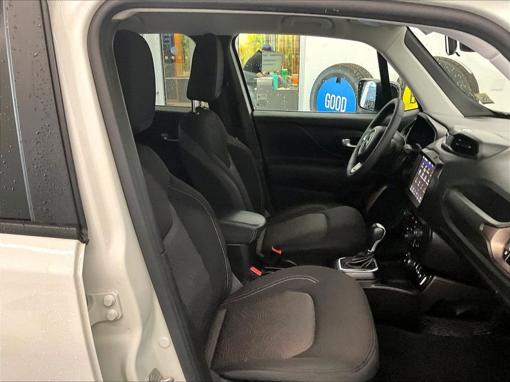 Used 2023 Alpine White Clearcoat Jeep Latitude image 11