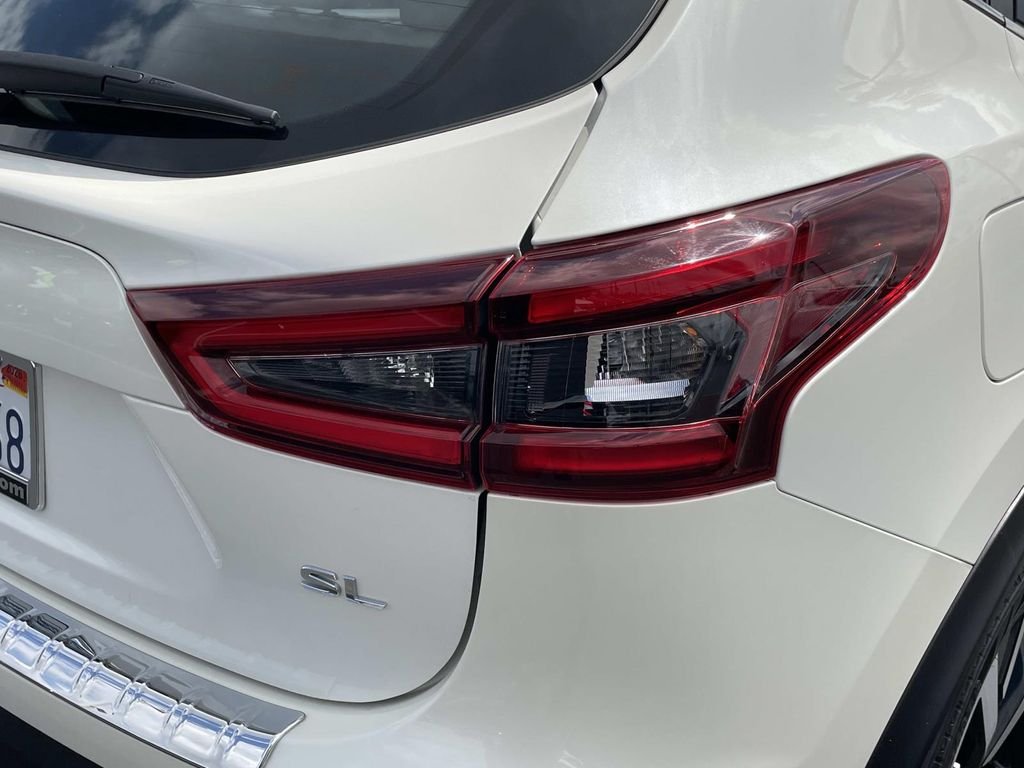 Used 2022 White Nissan SL image 7