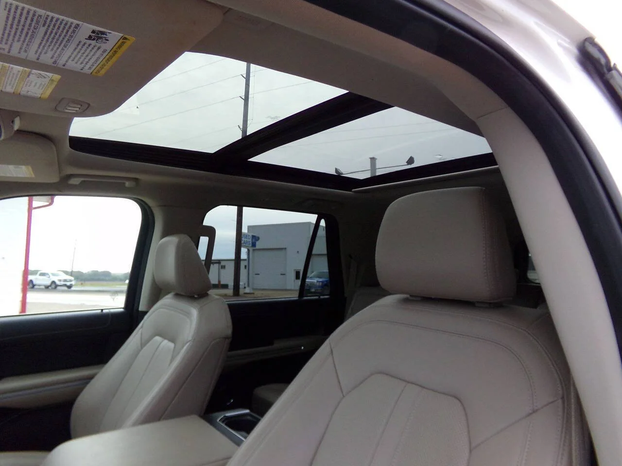Used 2024 Oxford White Ford Limited 4x4 4dr SUV image 12