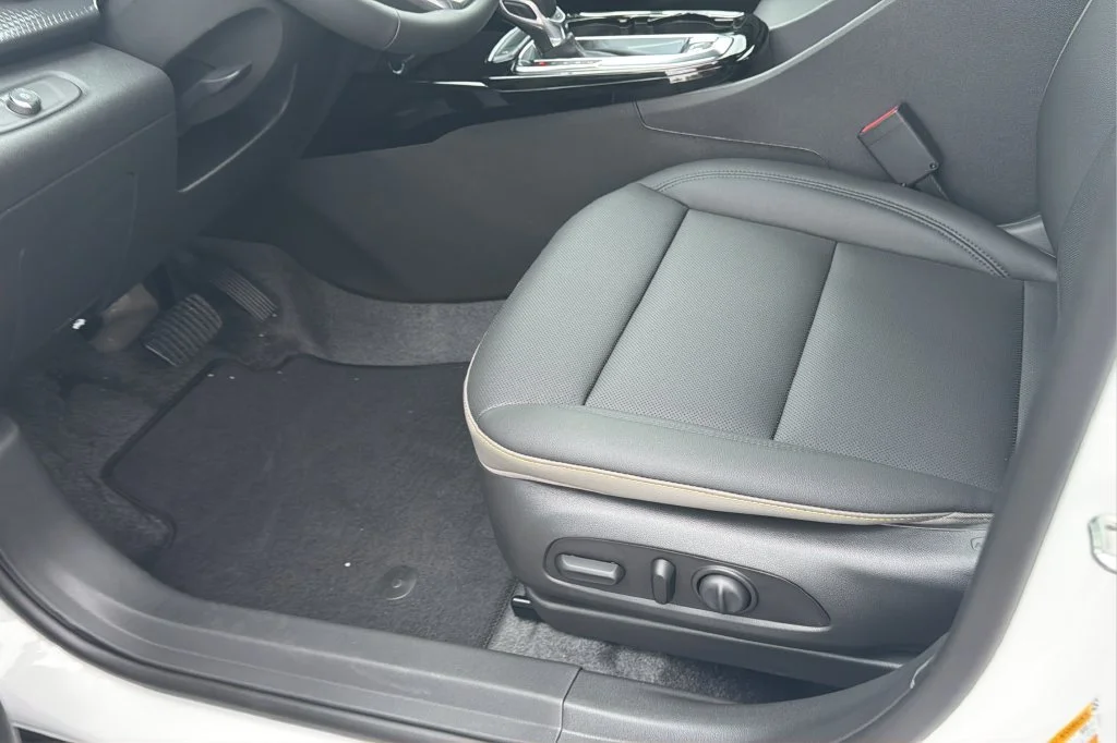 New 2026 Summit White Chevrolet ACTIV image 19