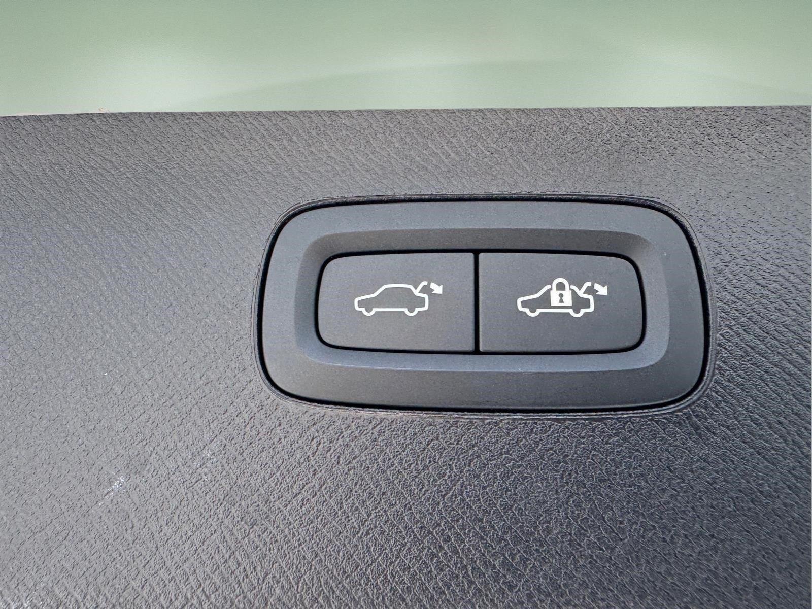 Used 2024 Crystal White Metallic Volvo Ultimate Bright Theme image 13