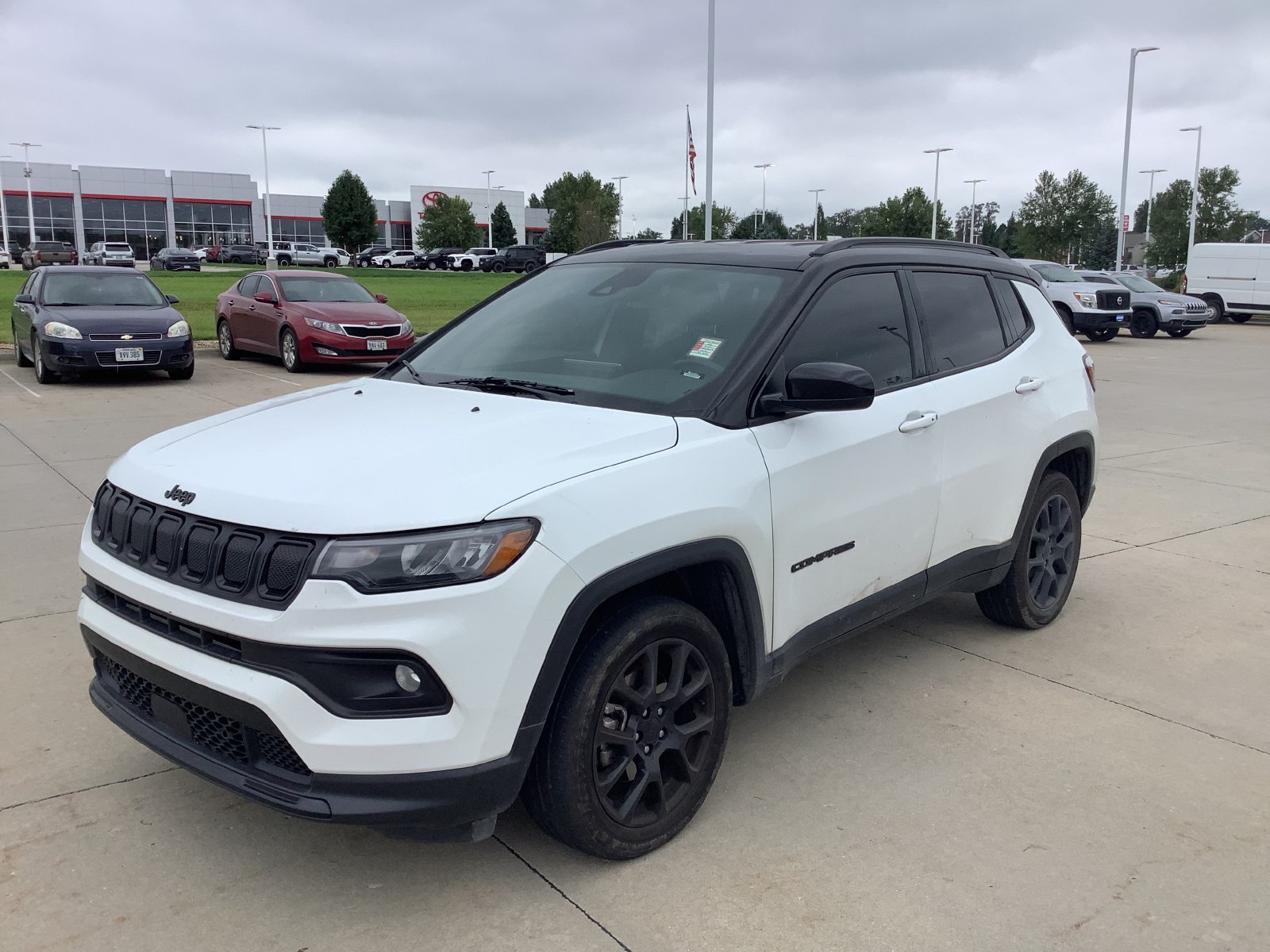 Used 2022 White Jeep Latitude image 2