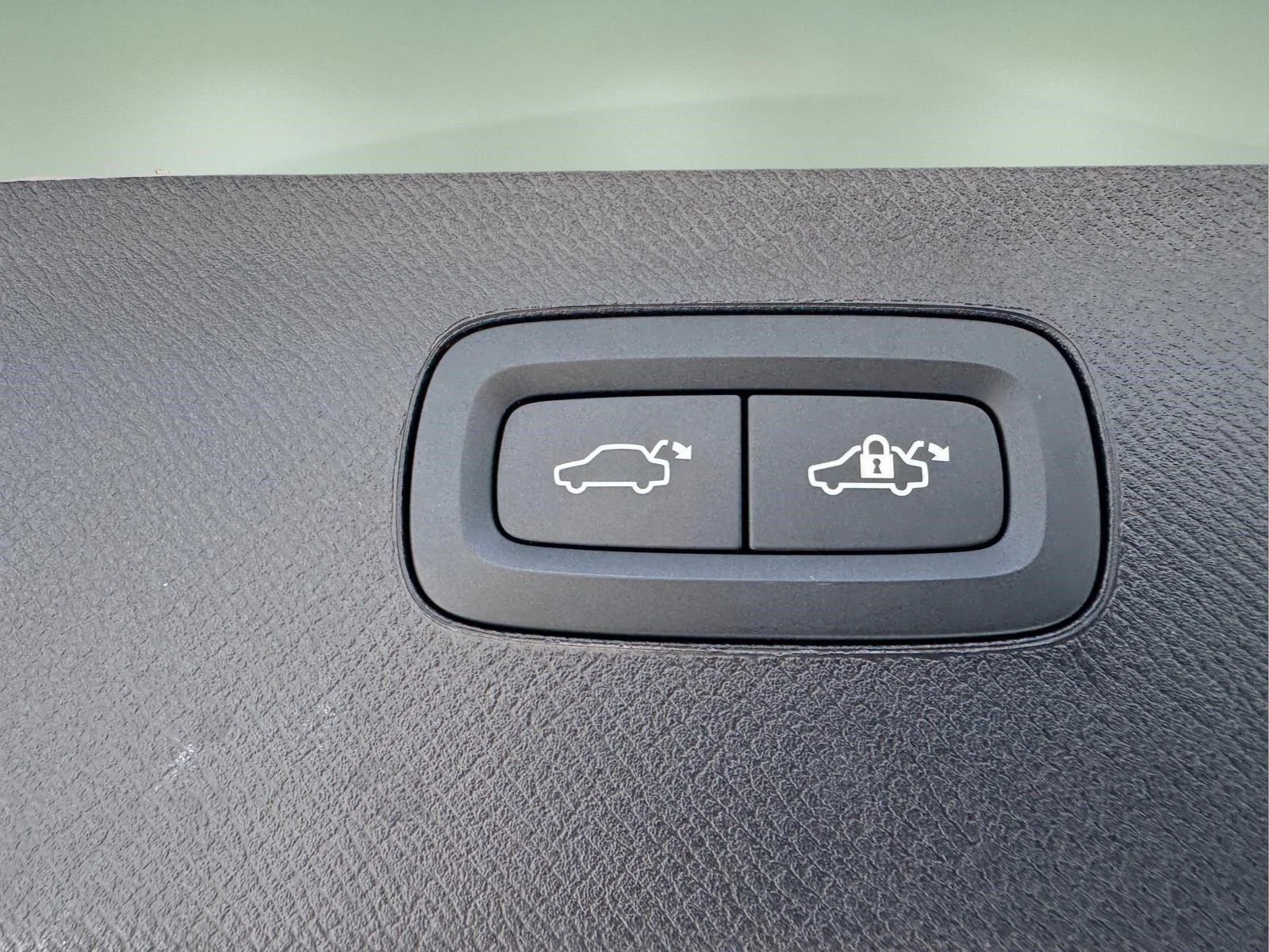 Used 2024 Crystal White Metallic Volvo Ultimate Bright Theme image 13