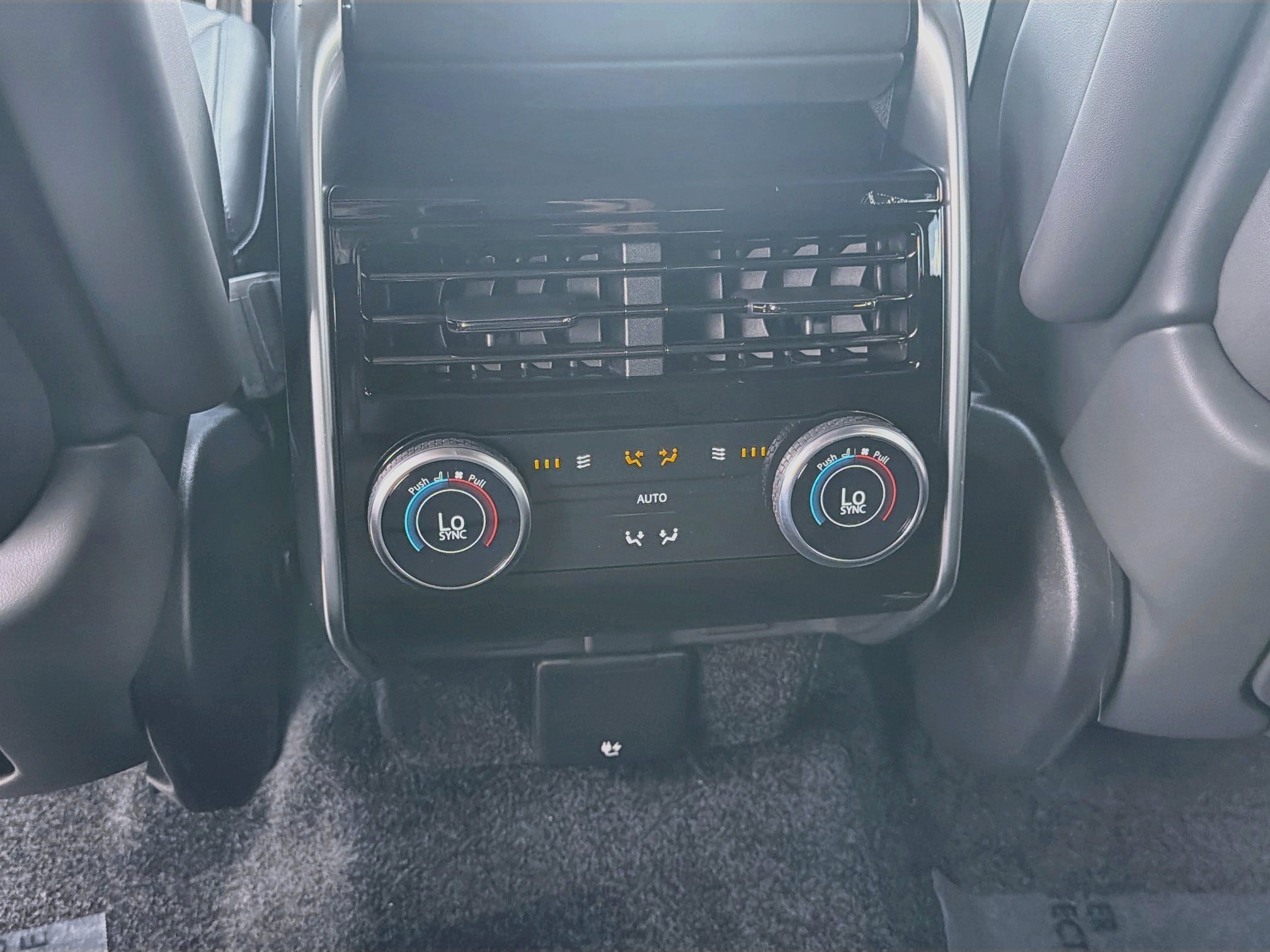New 2026 Carpathian Grey Land Rover SE image 21