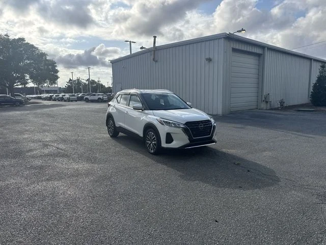 Used 2023 White Nissan SV image 3