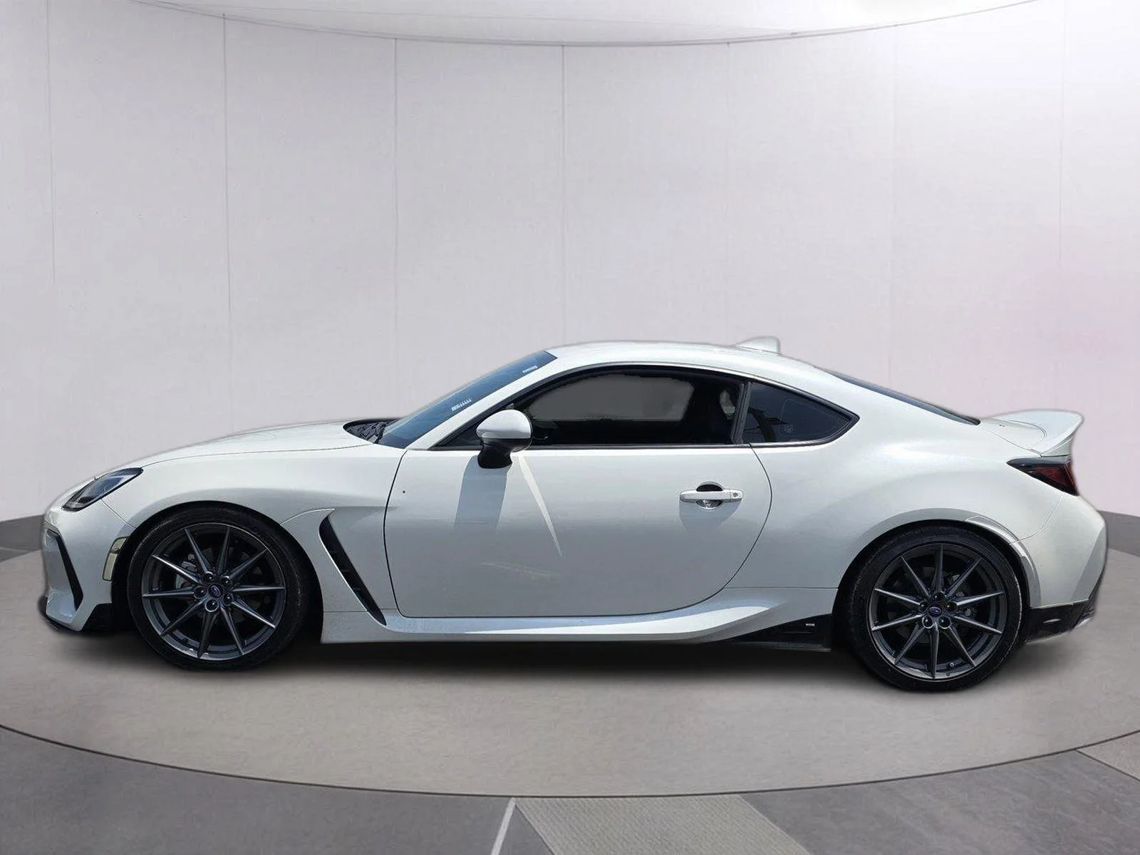 Used 2023 Crystal White Pearl Subaru Limited image 8