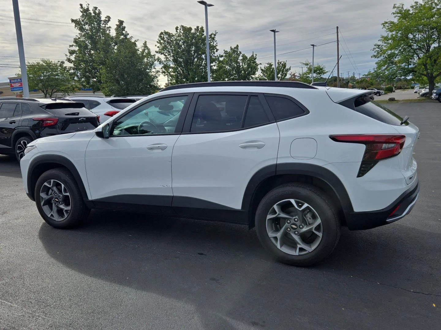 Used 2024 Summit White Chevrolet LT image 4
