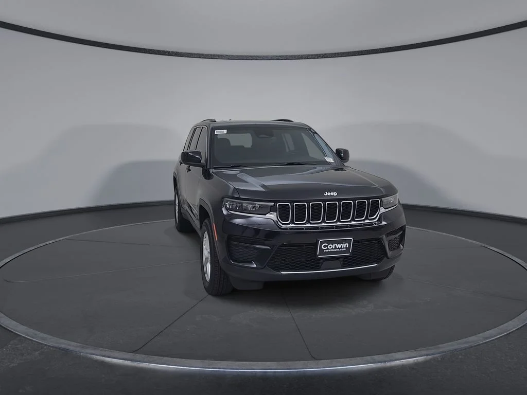 New 2026 Diamond Black Crystal Pearl-Coat Exterior Paint Jeep Laredo X image 4