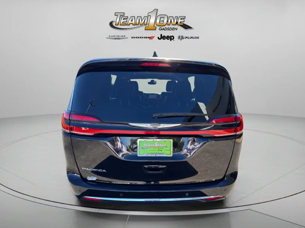 Used 2025 Diamond Black Crystal Pearlcoat Chrysler Select image 8