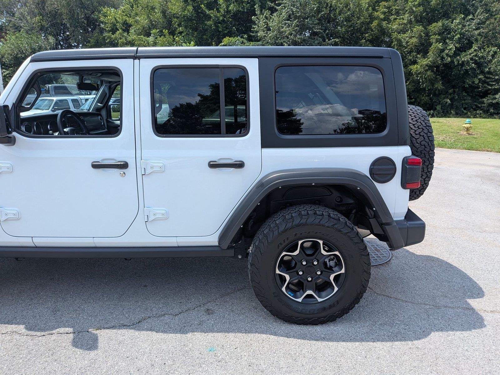 Used 2023 Bright White Clearcoat Jeep Rubicon image 11