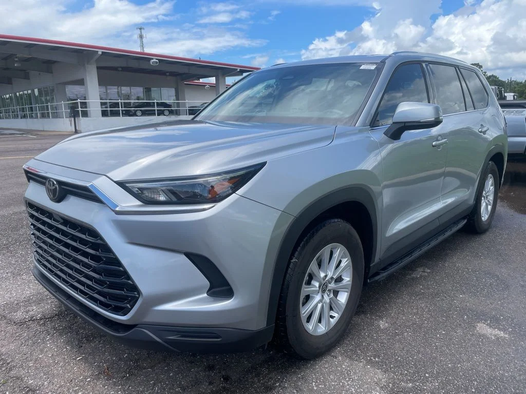 Used 2026 Silver Toyota XLE image 3