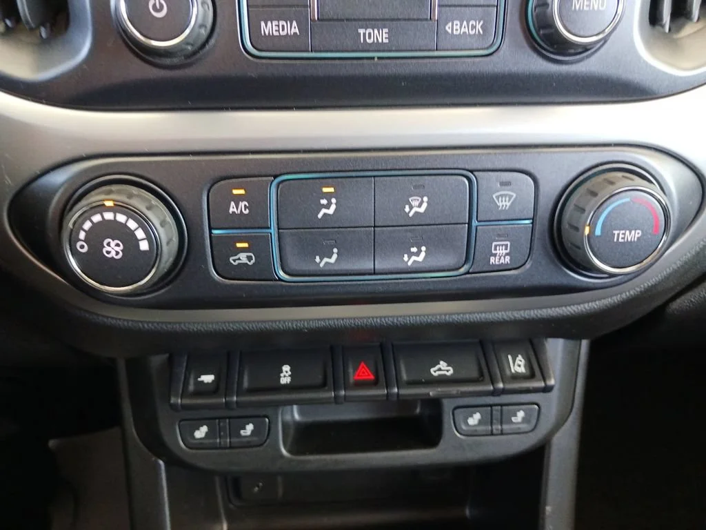 Used 2018 SILVER ICE METALLIC Chevrolet 4WD LT image 23