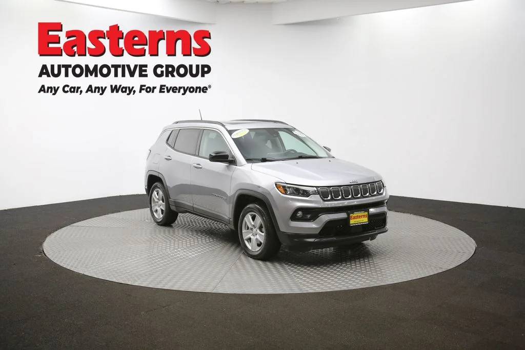 Used 2022 Silver Jeep Latitude image 46