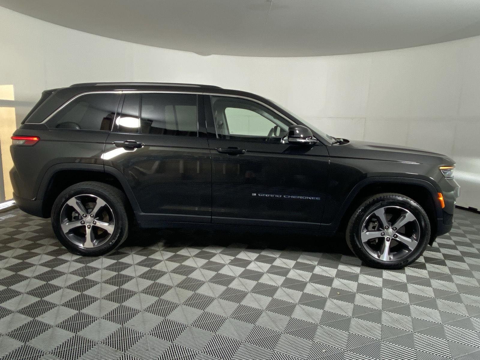 Used 2023 Rocky Mountain Pearlcoat Jeep  image 3