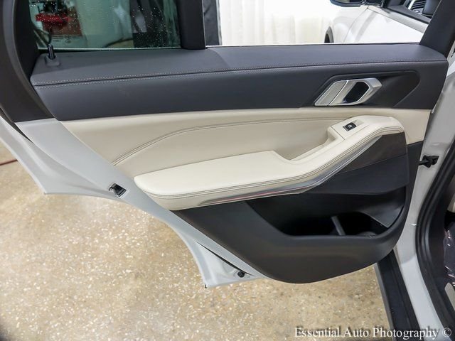 Used 2022 White BMW xDrive40i image 22