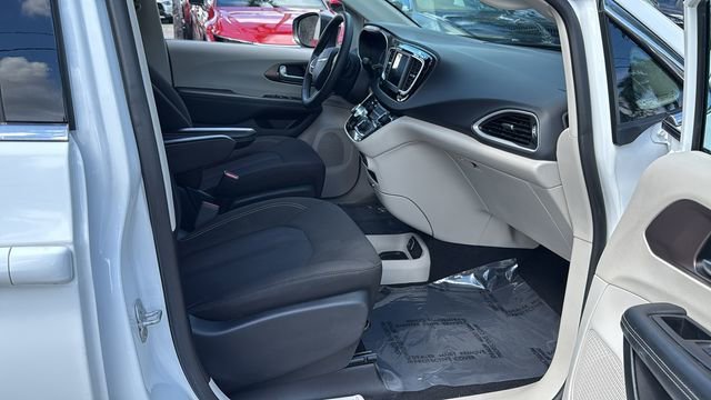 2024 Chrysler Voyager LX - Photo 12