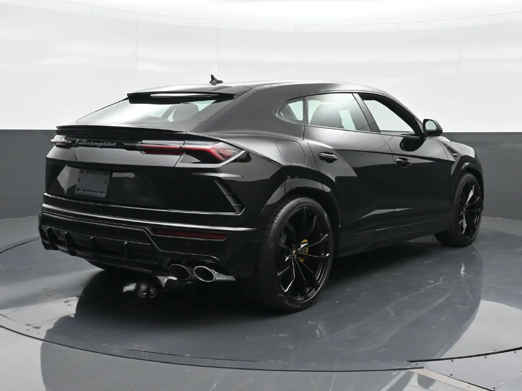Used 2022  Lamborghini Base image 14