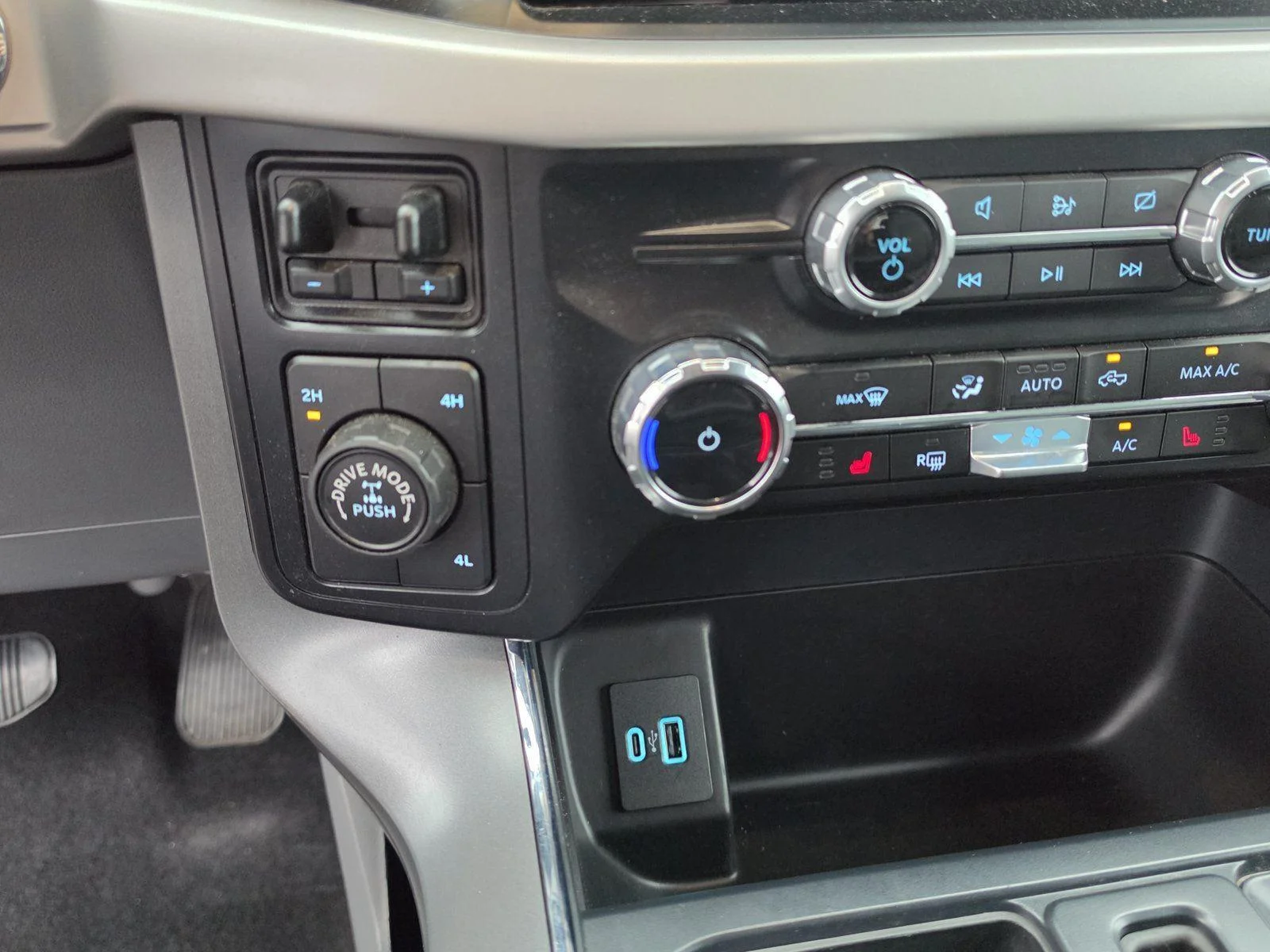 Used 2023 Agate Black Ford XLT image 25