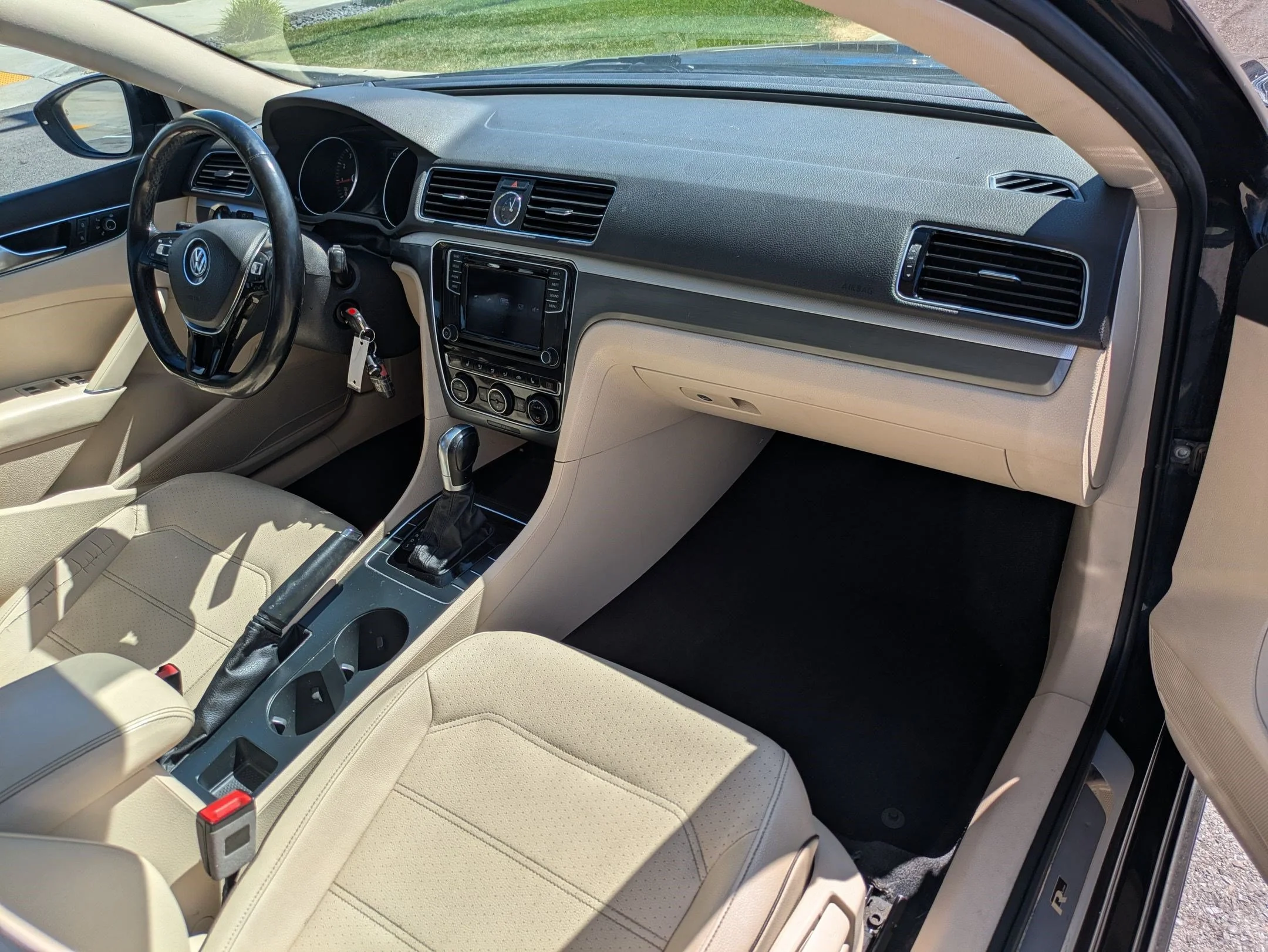 Used 2017 Deep Black Pearl Volkswagen R-Line w/Comfort Pkg image 29