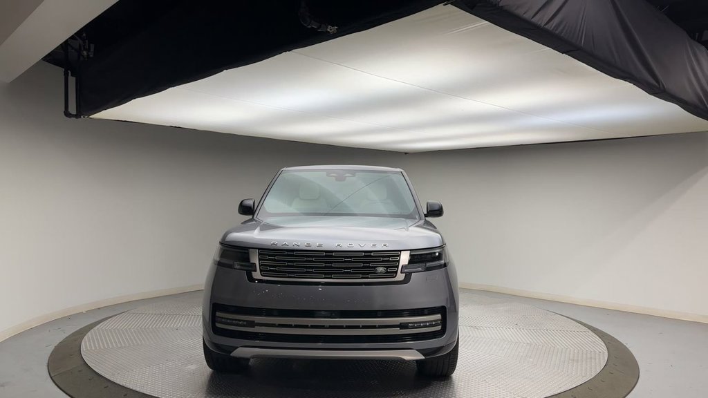 Used 2024  Land Rover SE image 3