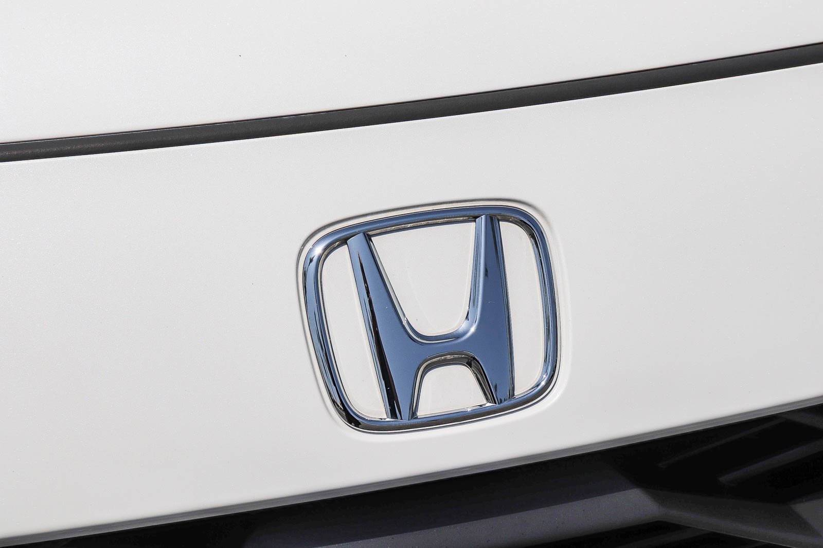 Certified Used 2025 Platinum White Pearl Honda Sport image 4