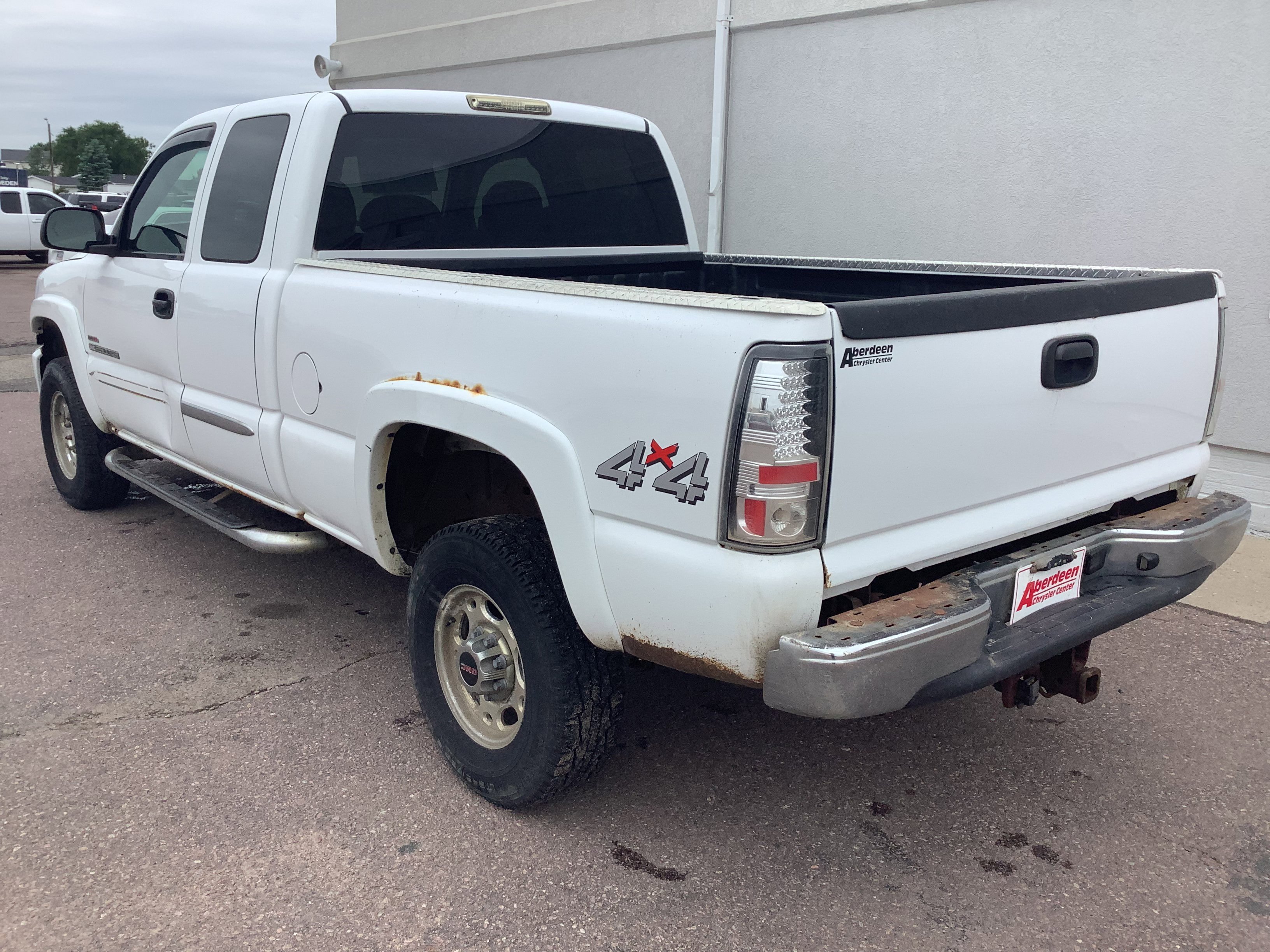 Used 2004 White GMC SLE image 7