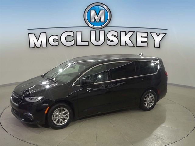 2025 Chrysler Pacifica Select's photo
