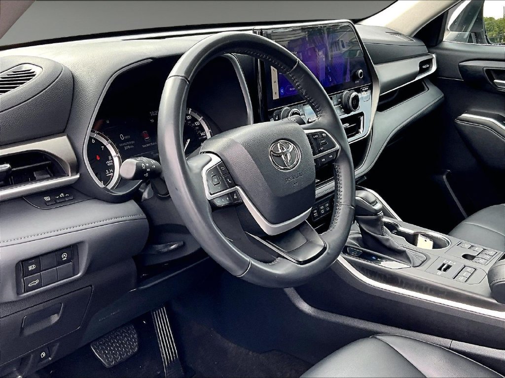 Used 2023 Beige Toyota XLE image 8