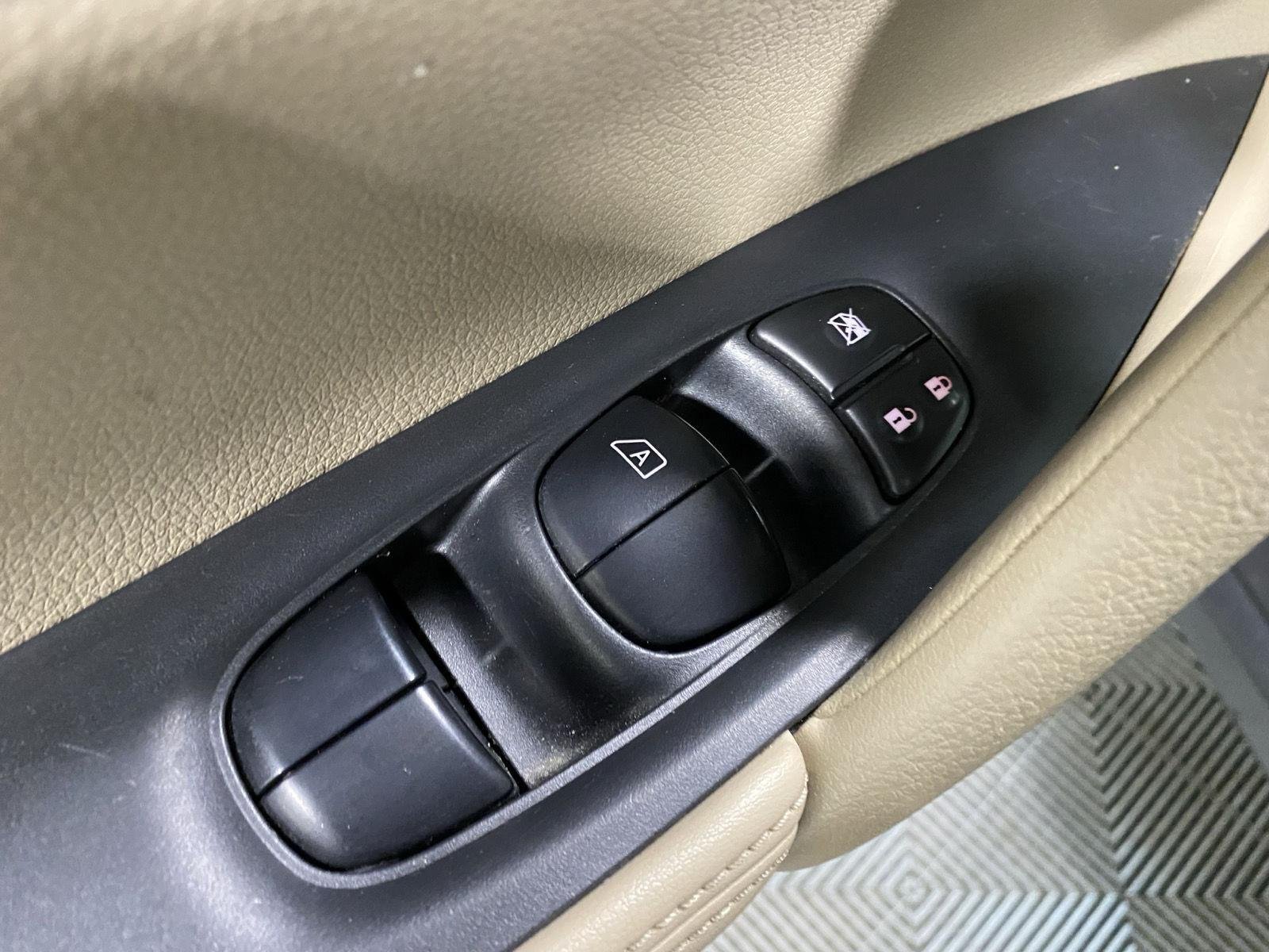 Used 2020 Midnight Pine Metallic Nissan SL image 17