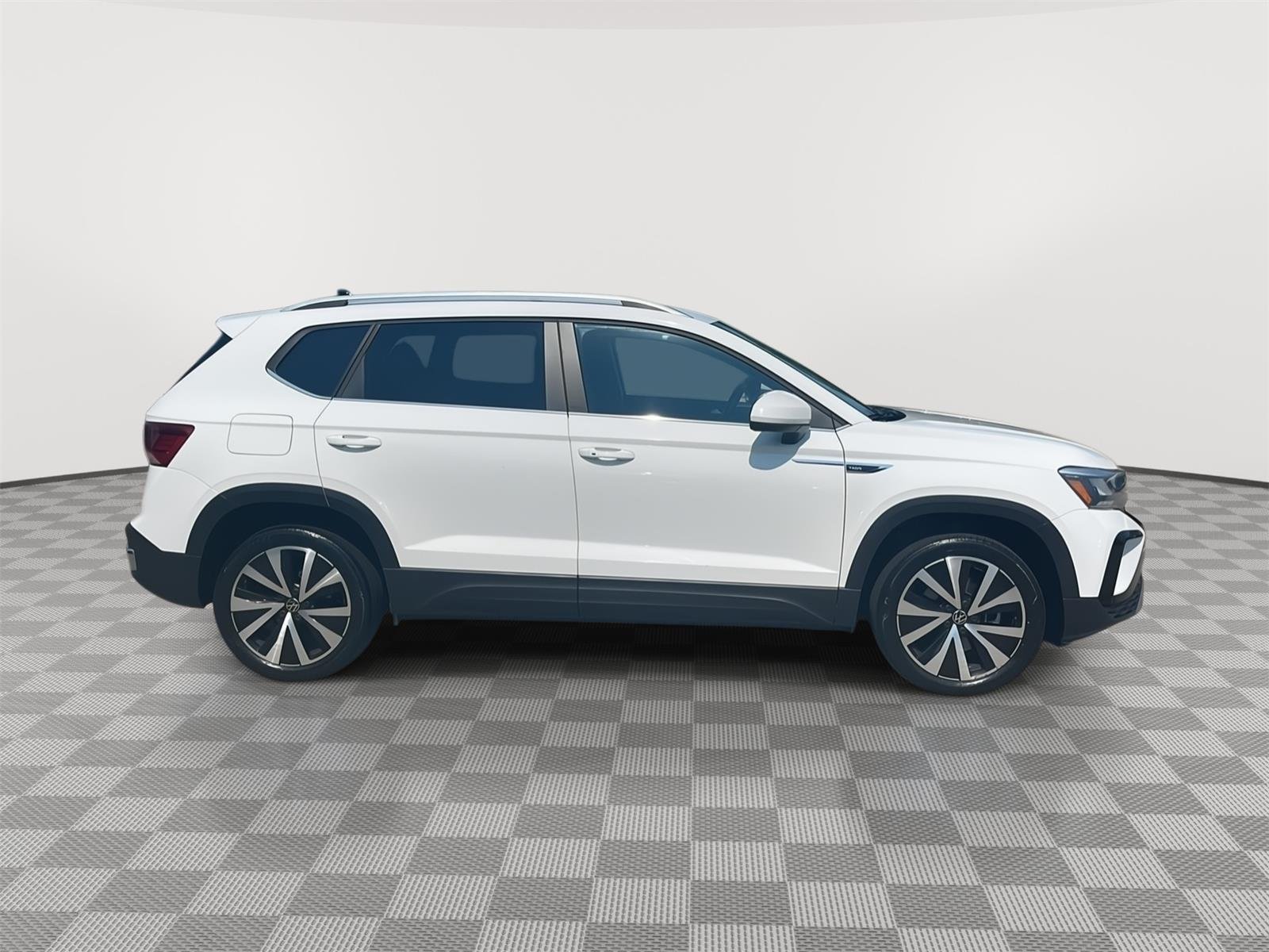 Used 2022 Pure White Volkswagen SE image 4