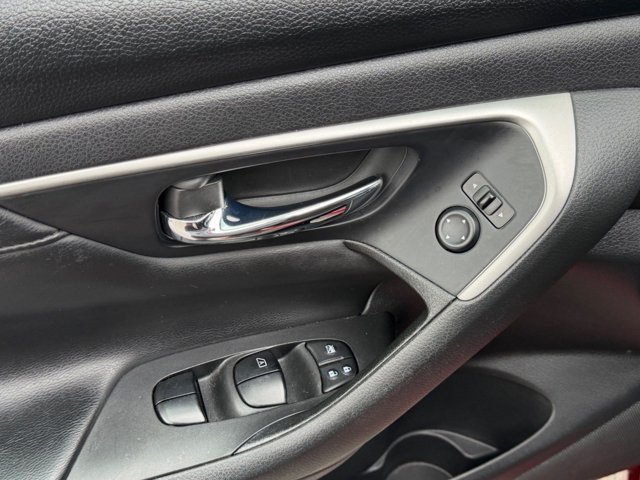 Used 2015 Red Nissan 2.5 S image 12