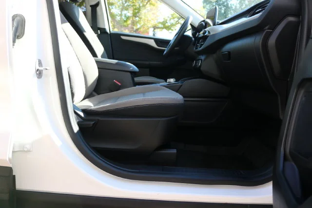 Used 2022 White Metallic Ford SE image 43